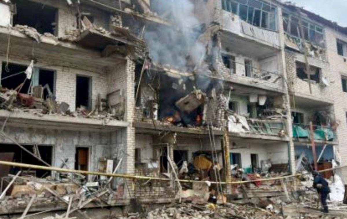 РФ вдарила авіабомбами по багатоповерхівці під Запоріжжям: є поранені