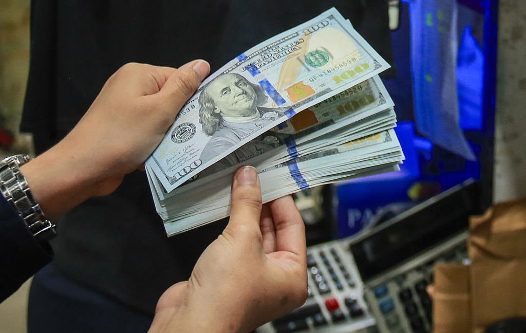 Курс гривні зміцнюється на початку тижня