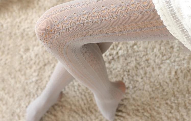 Лейсова магія повертається: як носити мереживні колготки цього сезону