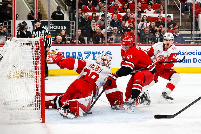 НХЛ: успіх Кароліни та Колорадо, фіаско Детройта