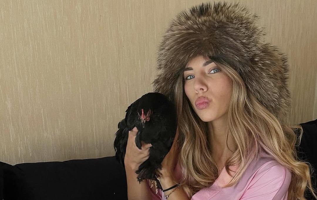 Одеситка принесла курку на манікюр