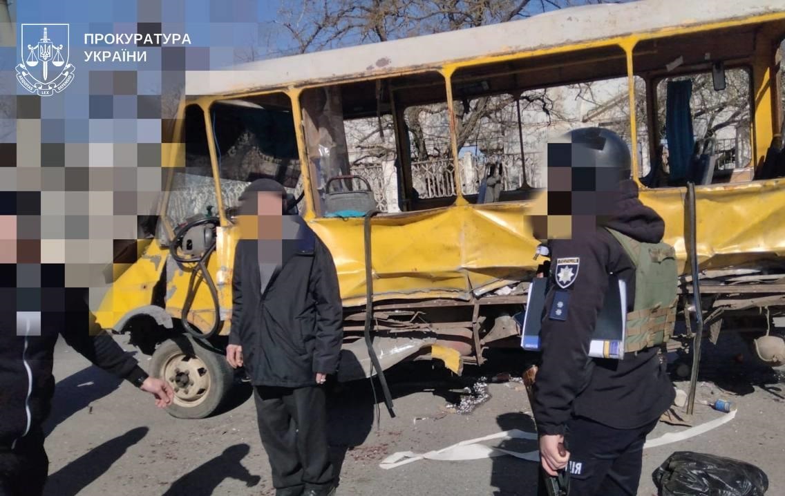 У Херсоні дрон атакував маршрутку, 10 поранених