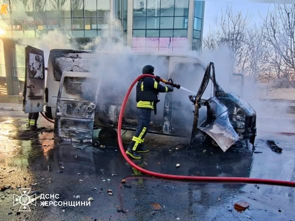 У Херсоні російський дрон влучив у мікроавтобус, є постраждалий