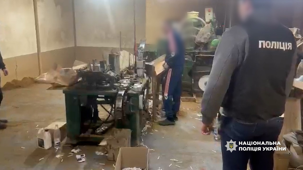 ДСР ліквідував підпільну тютюнову фабрику з виробництвом до 50 тисяч пачок сигарет на добу