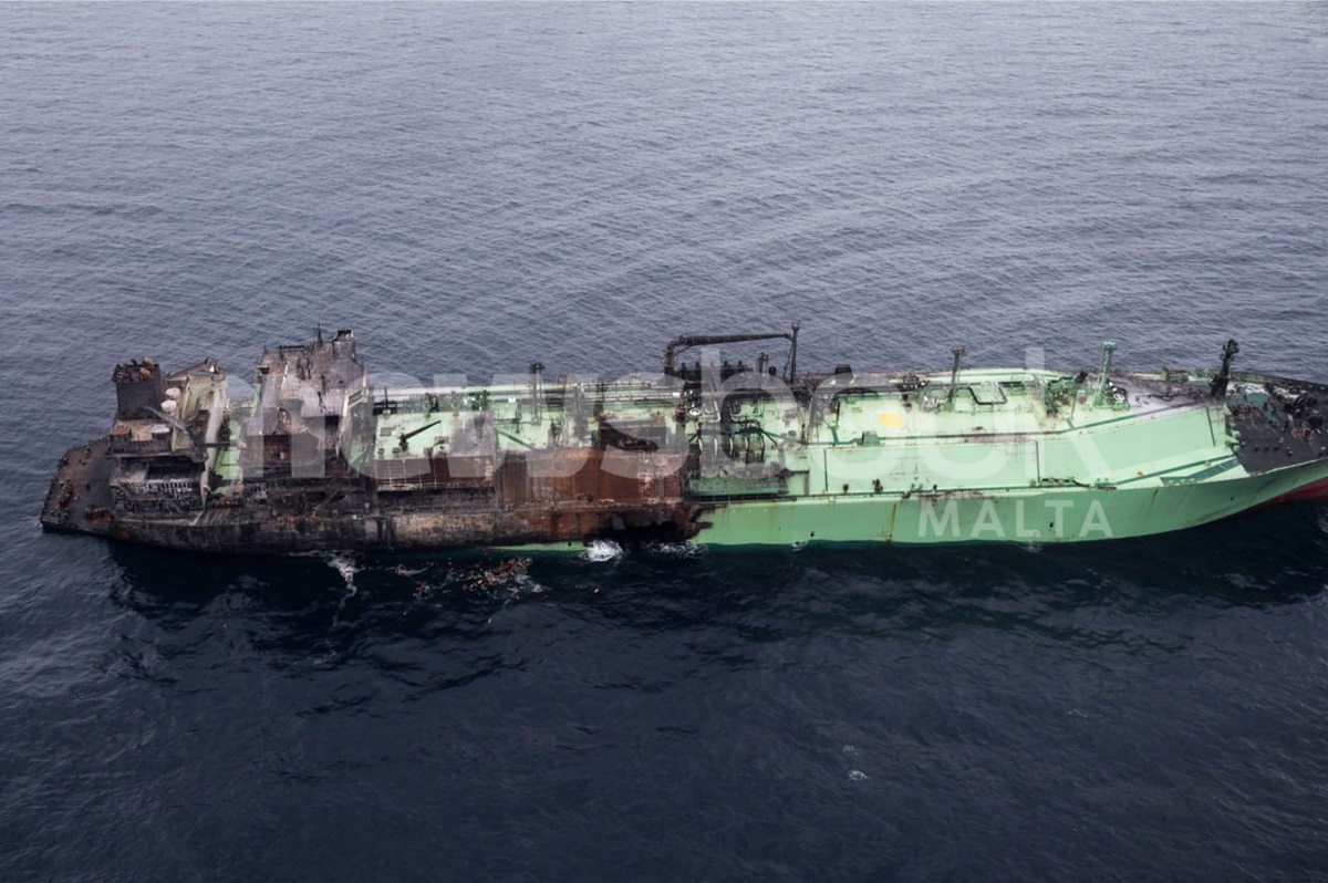 З’явилися фото ураженого в Середземному морі танкера Росії