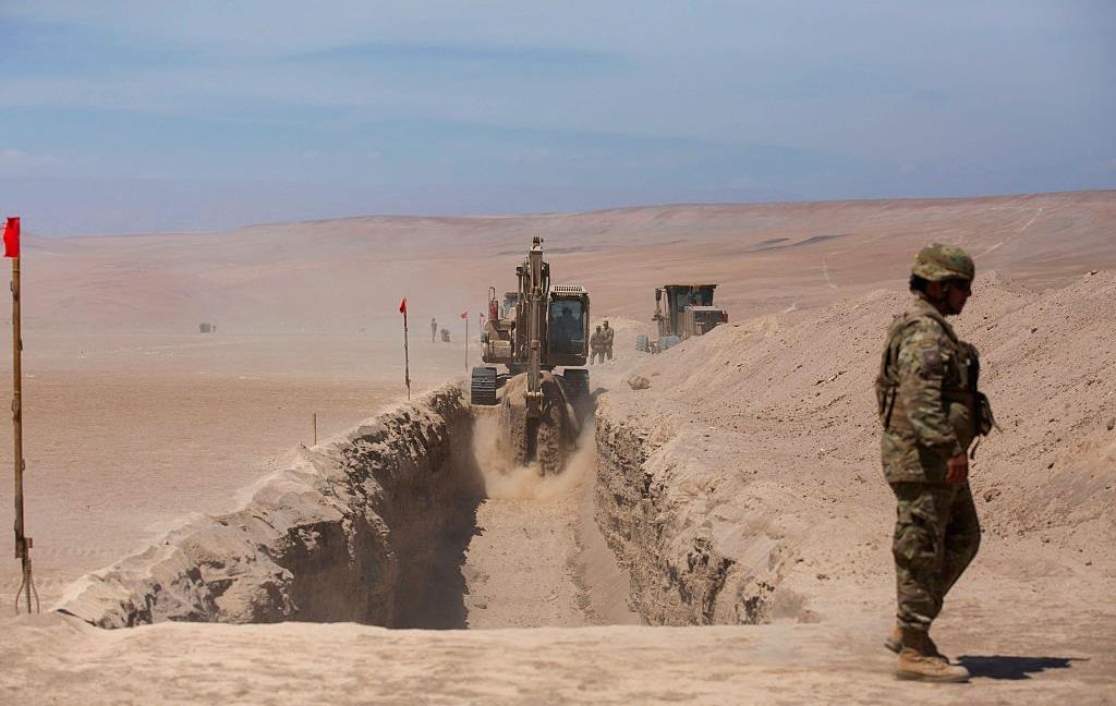 “Захист від нелегалів”: Чилі почала копати рів на кордоні з Перу