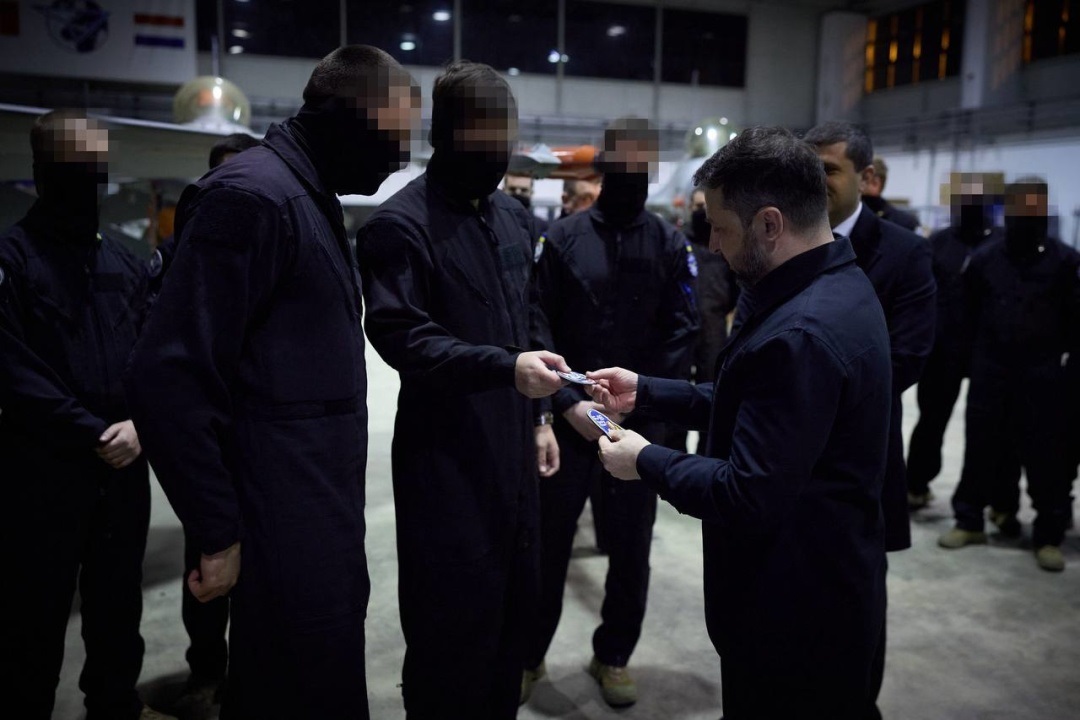 Зеленський у Румунії зустрівся з українськими пілотами F-16